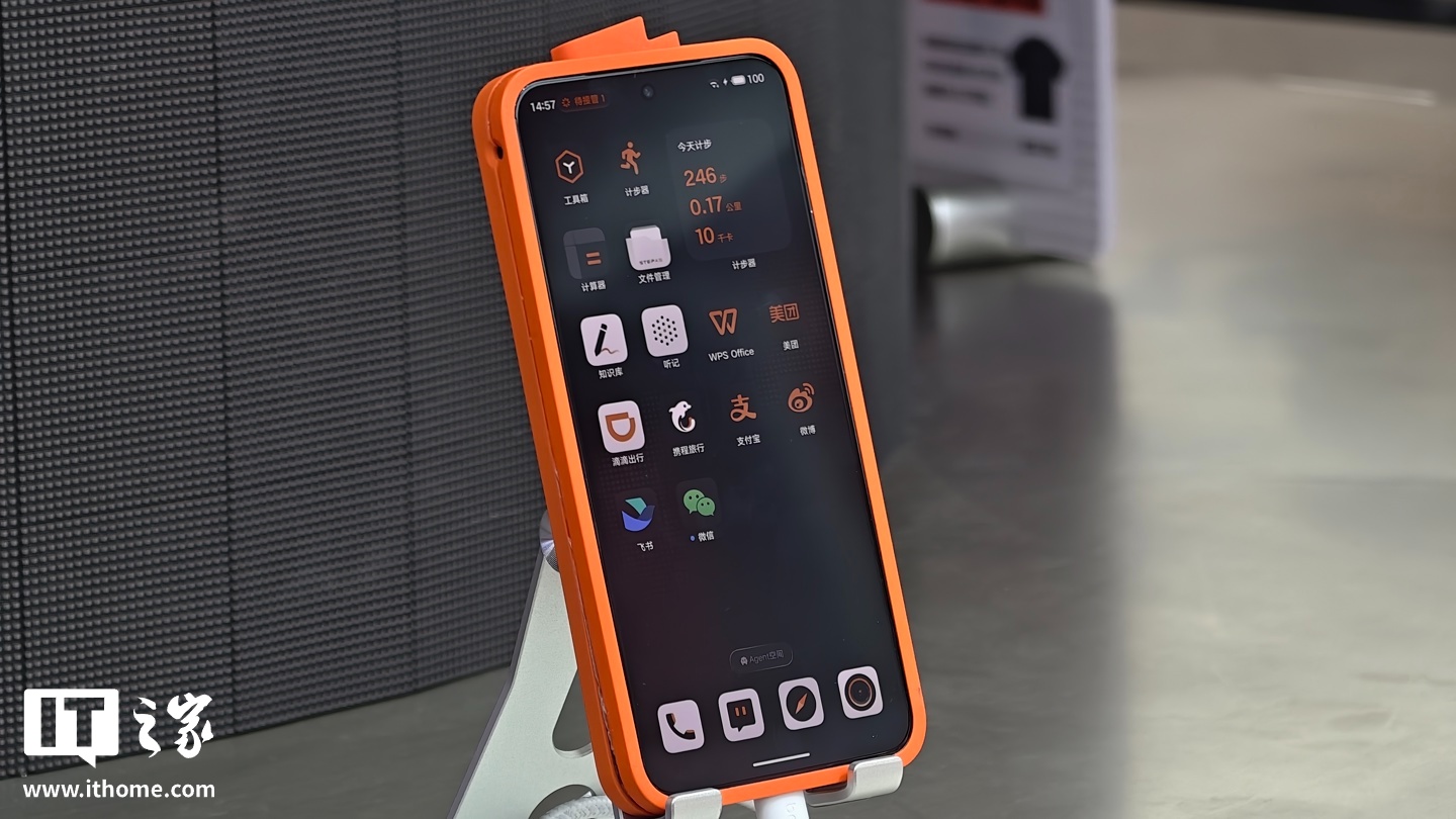 Những hình ảnh đầu tiên về STEPX Neo - Smartphone được tích hợp sâu AI, không chạy Android