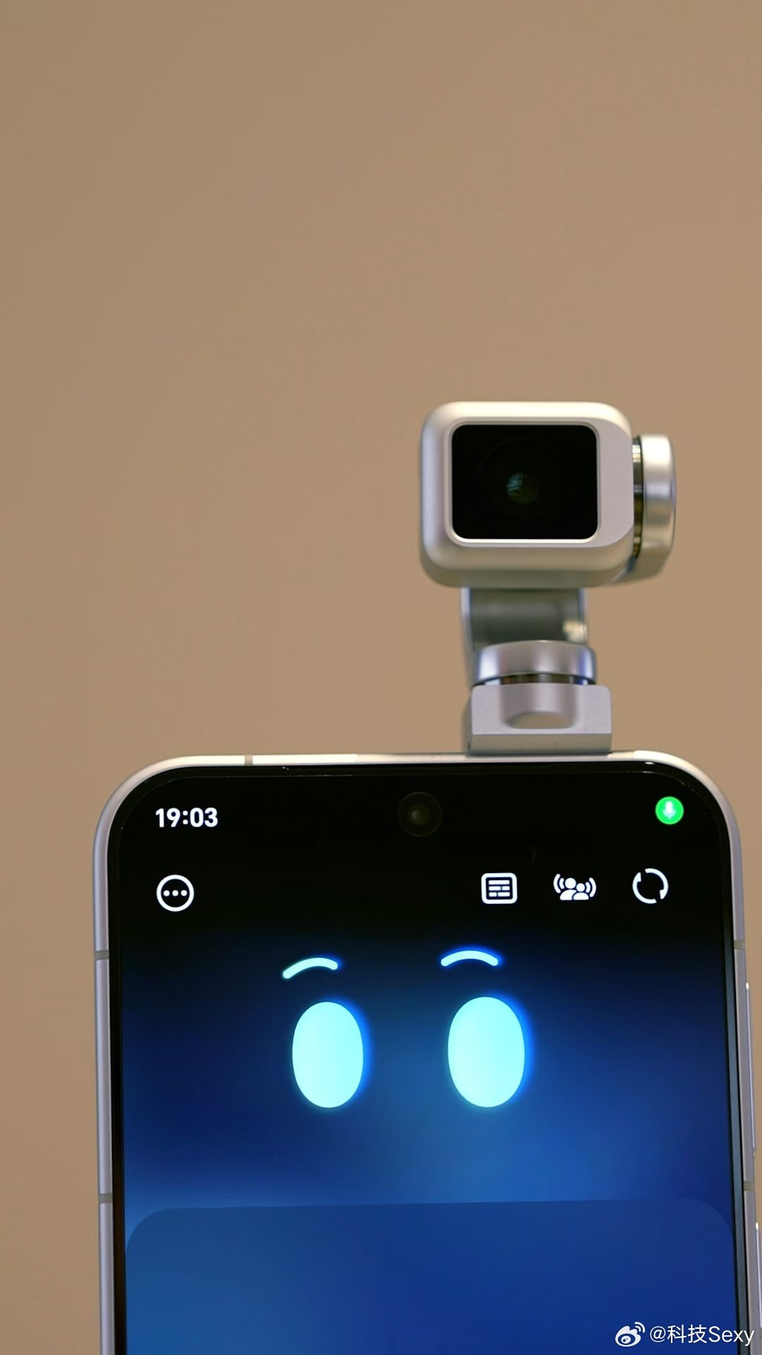 Honor Robot Phone Lộ Diện Thực Tế: Điện Thoại AI Độc Đáo Với Camera Gimbal Khởi Động Siêu Mượt